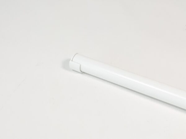Garderobestang met half open buissteun in Ø32 mm. Uitgevoerd in RAL 9010 wit