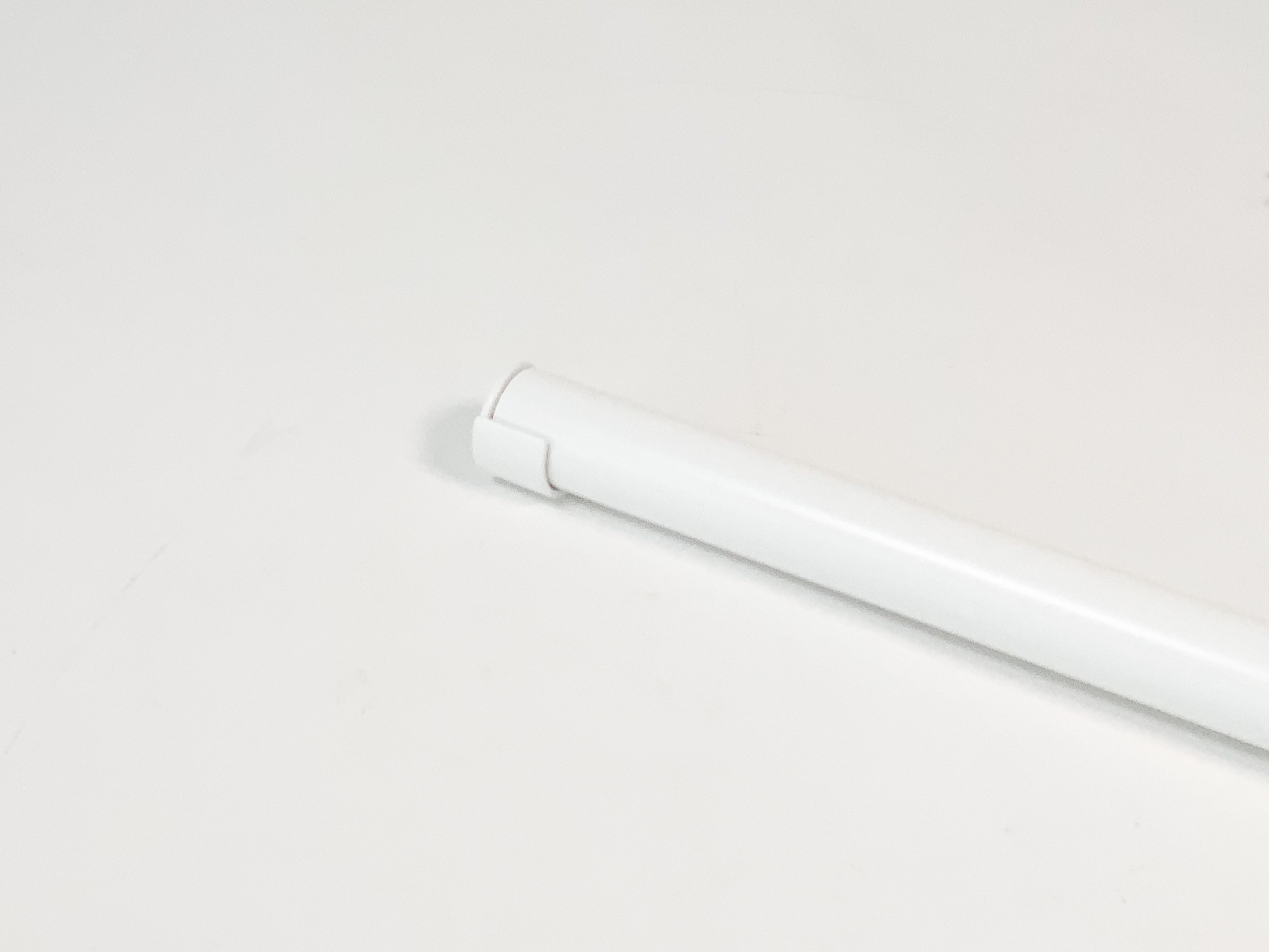 Garderobestang met half open buissteun in Ø32 mm. Uitgevoerd in RAL 9010 wit