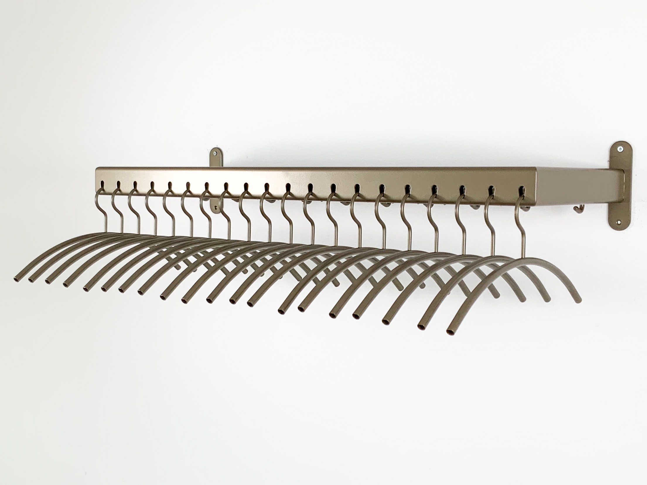 Kapstok met hoedenplank in de kleur brons met 20 kledinghangers in de kleur brons. Tevens 10 haken aan de muurzijde voor extra garderobe.