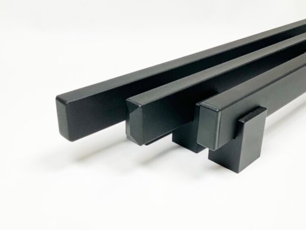 U kunt uw trapleuning in kokerprofiel op drie manieren afwerken. Dichtgelast en gecoat. Vlakke eindkap of design eindkap.